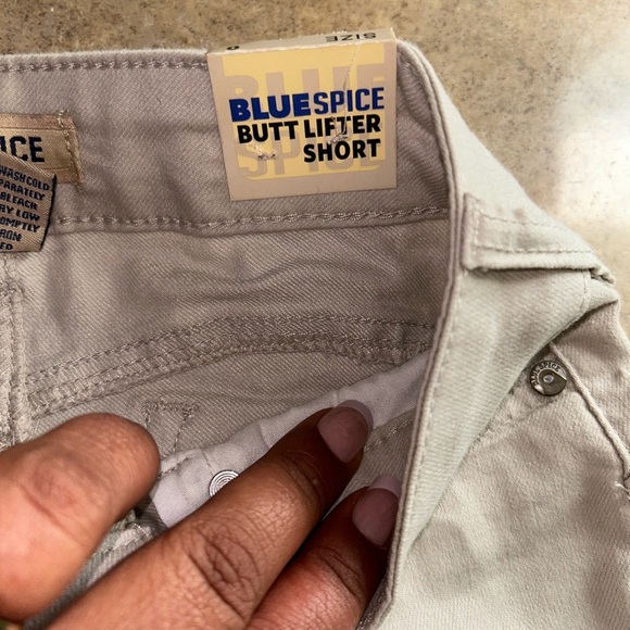 Blue Spice shorts - light tan stretch denim shorty length NWT - Picture 4 of 8